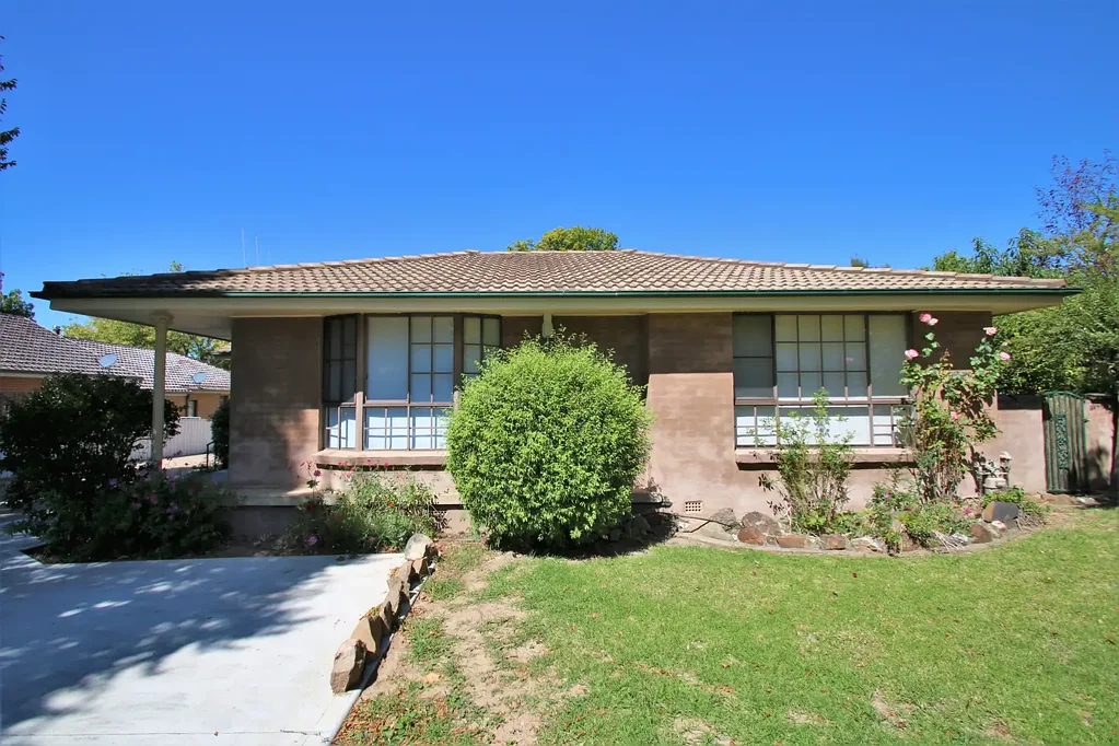Centrally Located Close to Schools, Parks and Shops