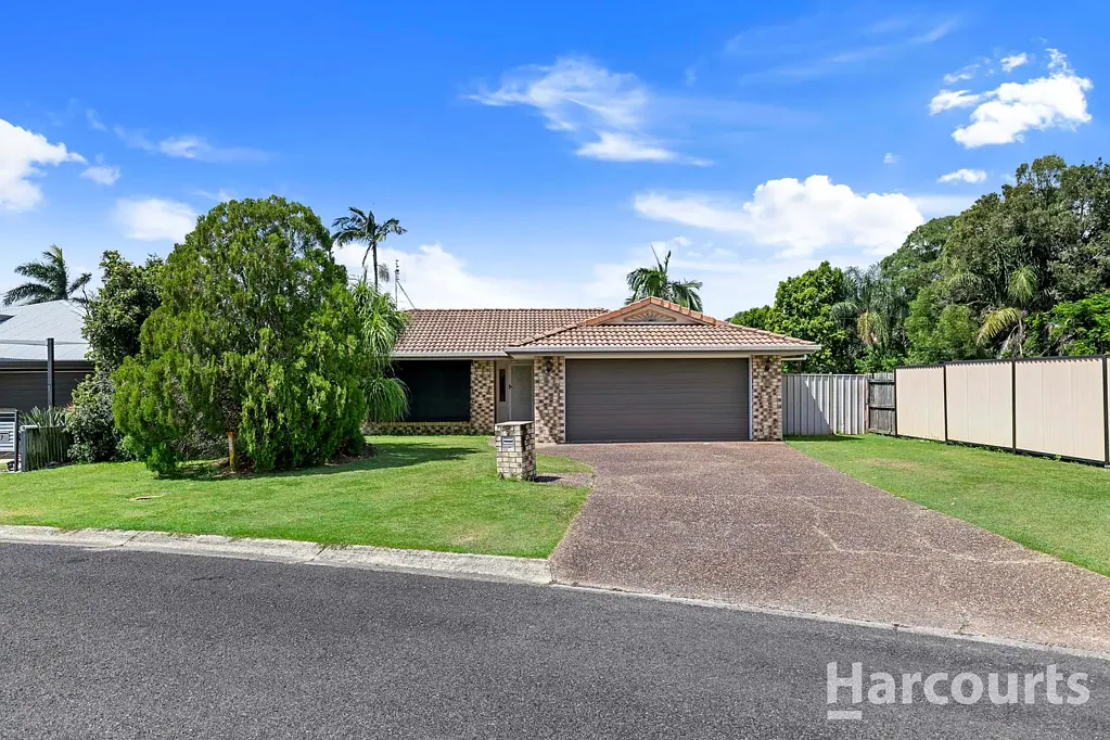 Urangan 3ห้องนอน Packed with Potential - Big Block, Great Shed, Fantastic Location!