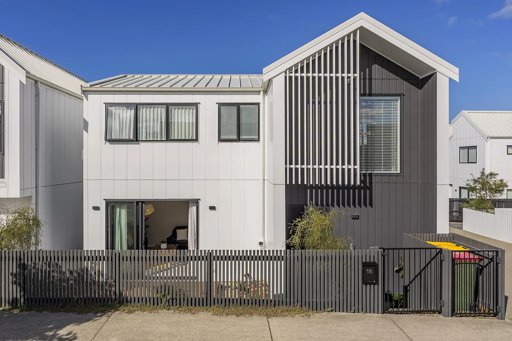 Hobsonville 6ਬੈੱਡਰੂਮ Freestanding Modern Home with Granny Flat
