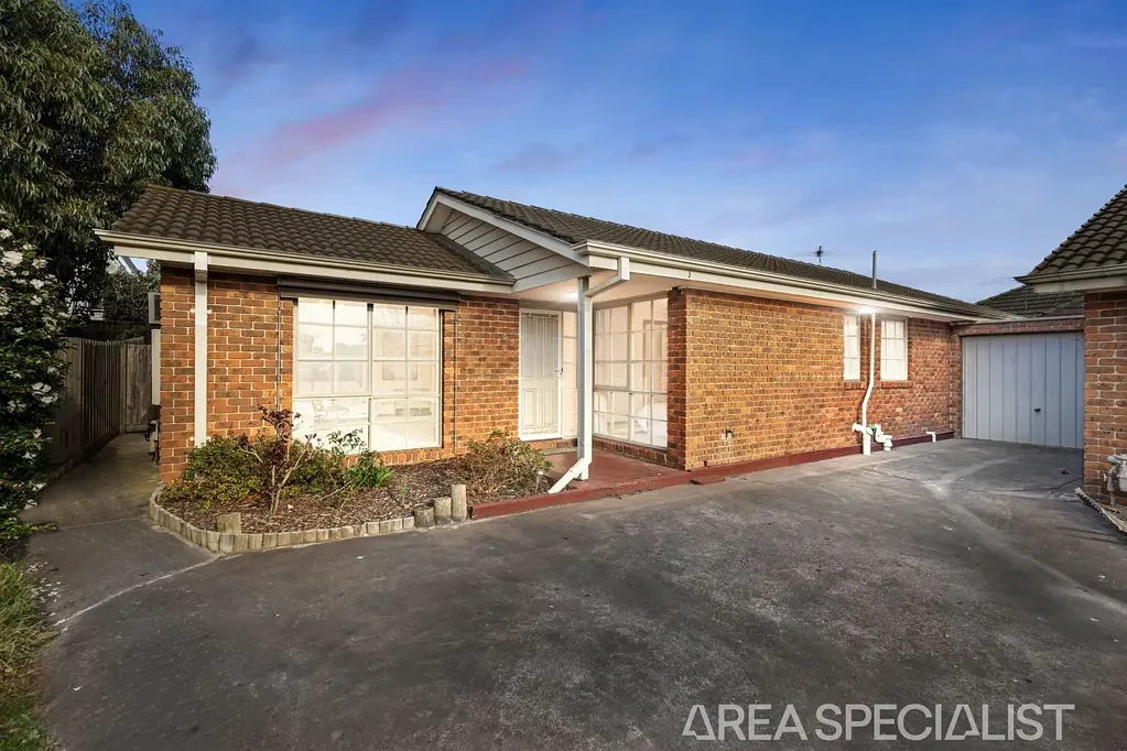Mornington 2房 坚固砖面别墅单元 距主街150米 步行可达海滩 两个生活区域 低维护花园 无共享墙壁 单车库 The Brief: Meet Me on Main Street