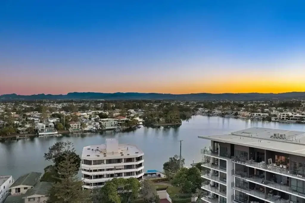 Surfers Paradise 2房  Luxe reno, commanding stunning coastal, river and hinterland views!