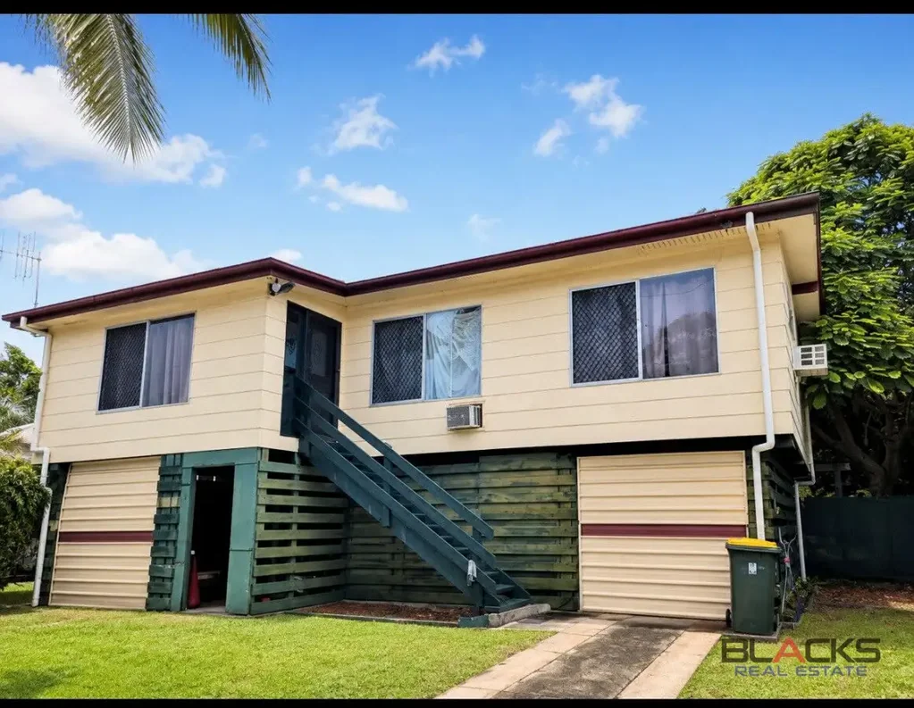 Dysart 3બેડરૂમ HIGH-SET FAMILY HOME WITH ENCLOSED VERANDAH AND SPACIOUS LIVING AREAS