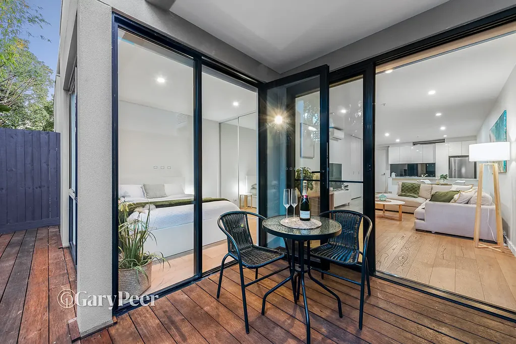 Carnegie 2房 精品楼宇现代公寓 Engineered timber floors 石质厨房 Stainless steel appliances 私密后院甲板 分体式冷暖 电梯地下停车 生活便利荟萃 Contemporary courtyard living in the heart of Carnegie