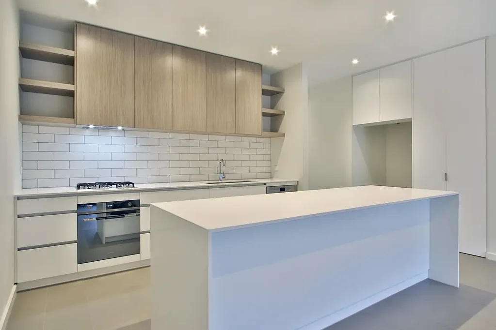 This town home is perfectly situated in the Tullamore Estate.