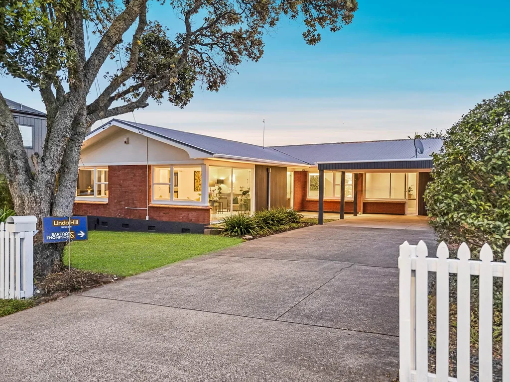 Bucklands Beach 4房 三大名校步行可达！Macleans学区内翻新住宅，自住投资两相宜！ Prime Macleans Zone at the Heart of 3 Top Schools