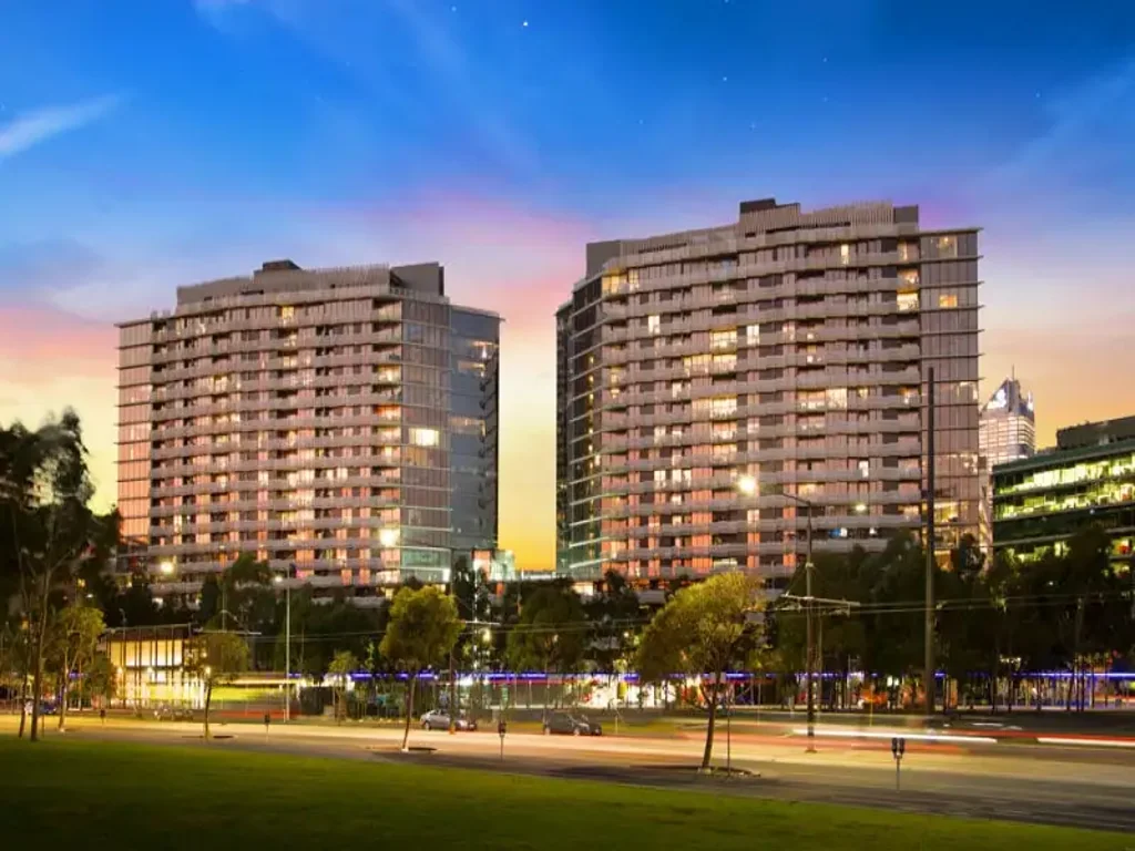 FULLY FURNISHED 2 BEDROOM WITH PANORAMIC VIEWS OF DOCKLANDS PARKLANDS