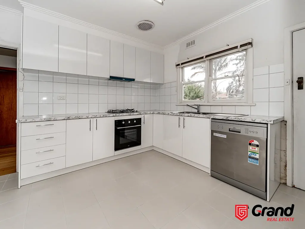 NICELY REFURBISHED CONVENIENTLY POSITIONED HOUSE IN HUNTINGDALE !