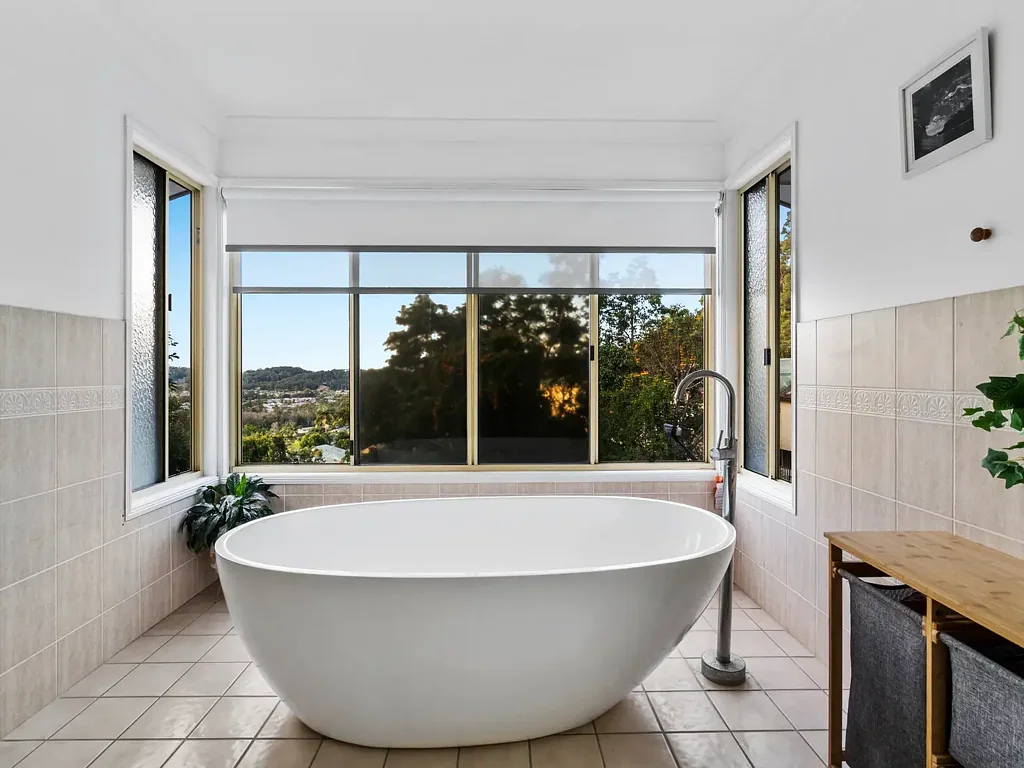 Currumbin Waters 4 Bedroom Archectually designed, BIG family home- . PLUS a Private Self Contained Granny Flat
