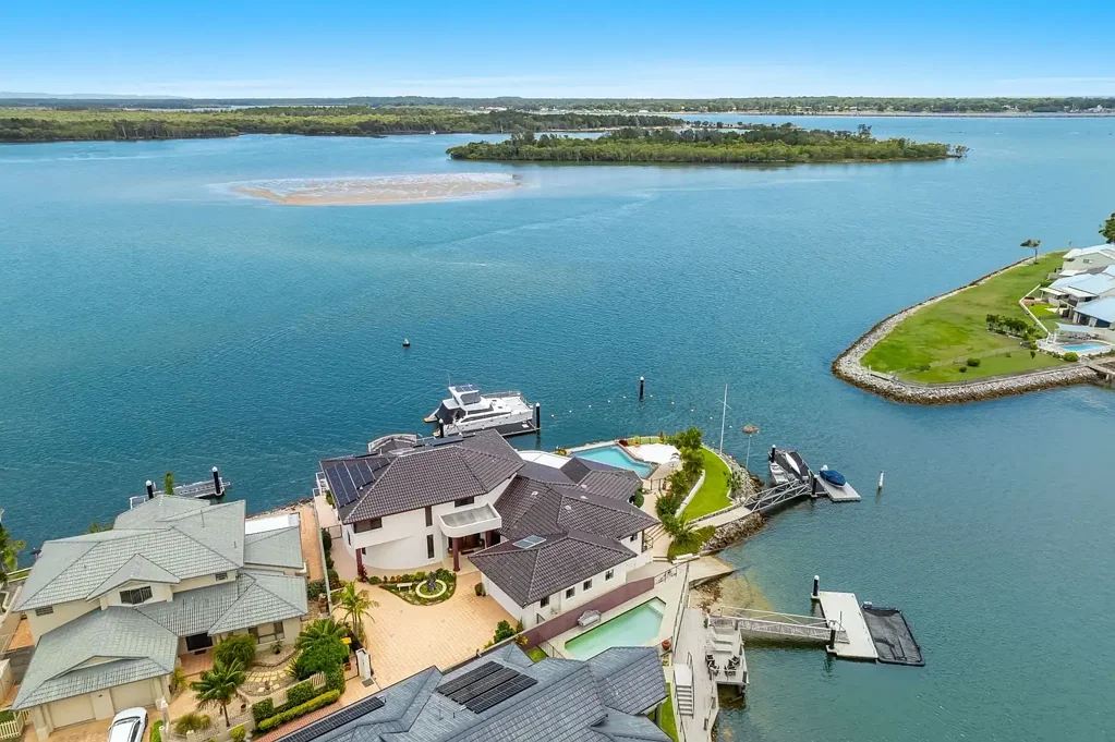 Yamba 4部屋 Prestigious Waterfront Living in Yamba's Finest Riverfront Position