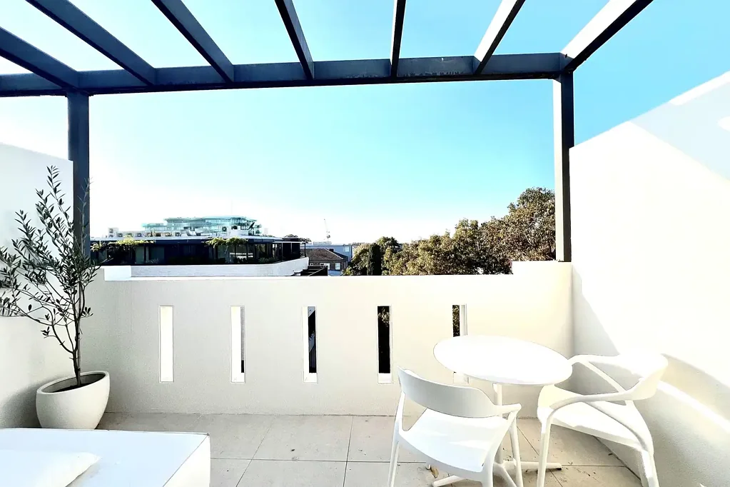 Stylish furnished studio with Balcony & Carspace at Bondi Beach