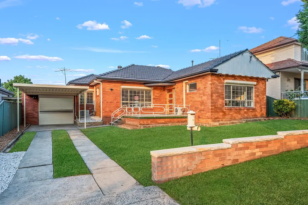Belmore 3房 Belmore翻新家庭住宅，采光充足，开放布局，主卧分体空调。时尚美食厨房，酒店风格浴室，全新木地板。户外娱乐区，游泳池，宽敞停车区。理想地段，靠近火车站、购物村、医院、学校。绝佳家庭住宅，即将拍卖！ Modern Family Home in Tranquil Cul-De-Sac, In-ground Pool