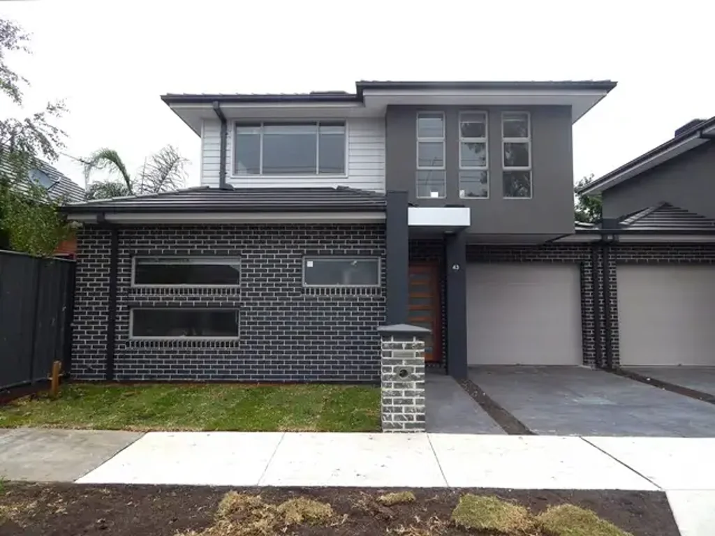 Luxury Townhouse in Prime Location!