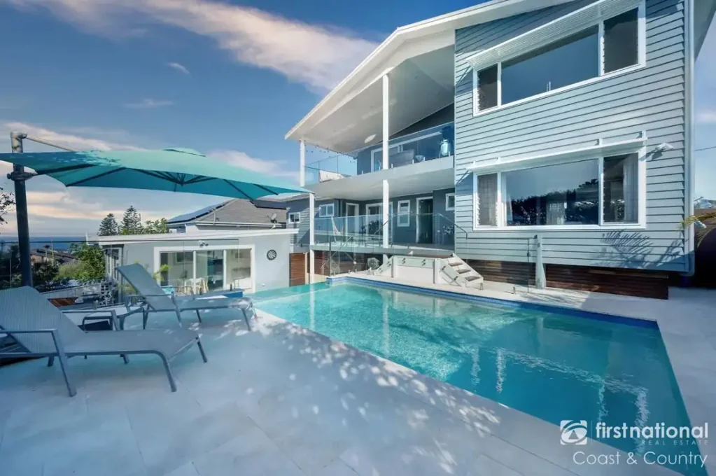 Stunning Fully Furnished House with Water Views and Separate 1 bedroom Granny Flat