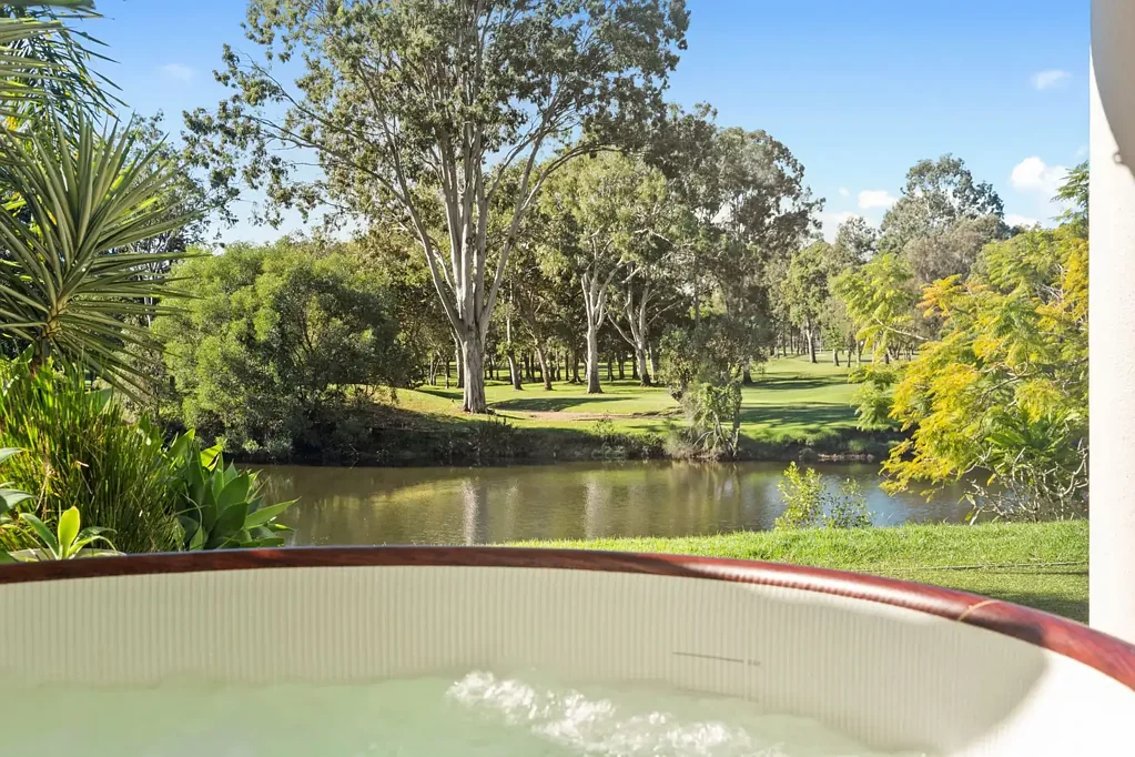 Clear Island Waters 3房  PRESTIGIOUS WATERFRONT GOLF COURSE VILLA – LUXURY DOWNSIZER’S DREAM