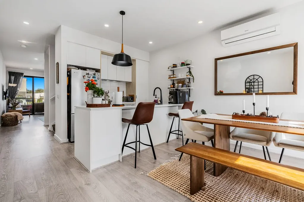 Noble Park 3Zimmer The Brief: Modern 3Bed, 3Bath Living – Steps from Yarraman Station