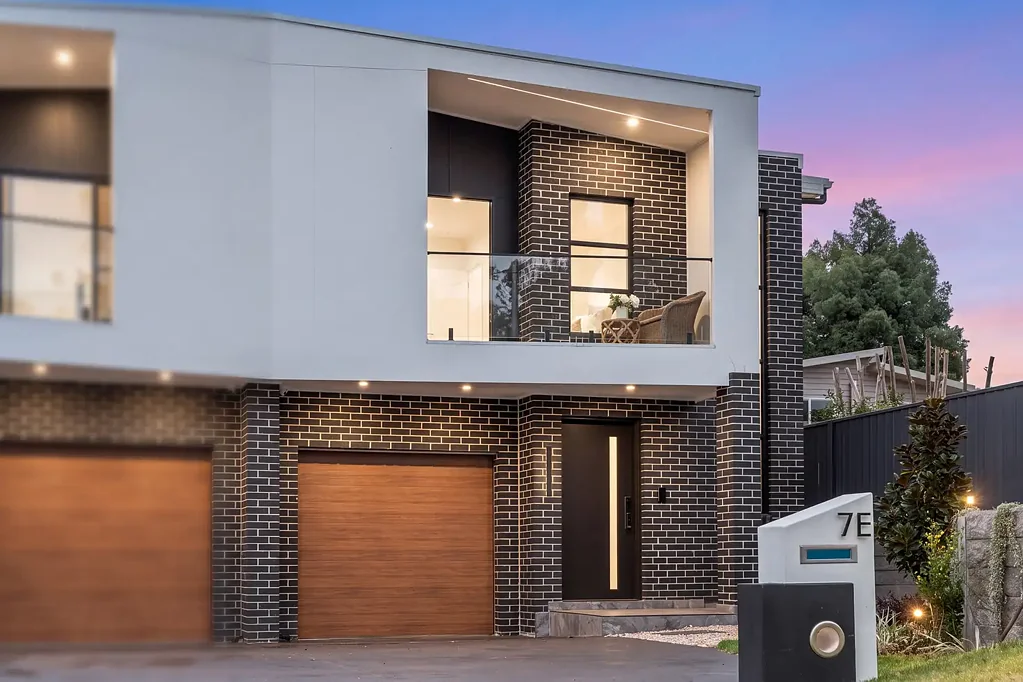 Baulkham Hills 4Zimmer Brand New Architectural Luxury in a Leafy Locale