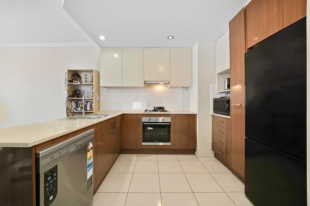Parramatta 2房 Parramatta CBD近邻 错层公寓 现代装修 全屋双层窗 地下车位 游泳池健身房 安全社区 Split-Level Apartment in Prime Location
