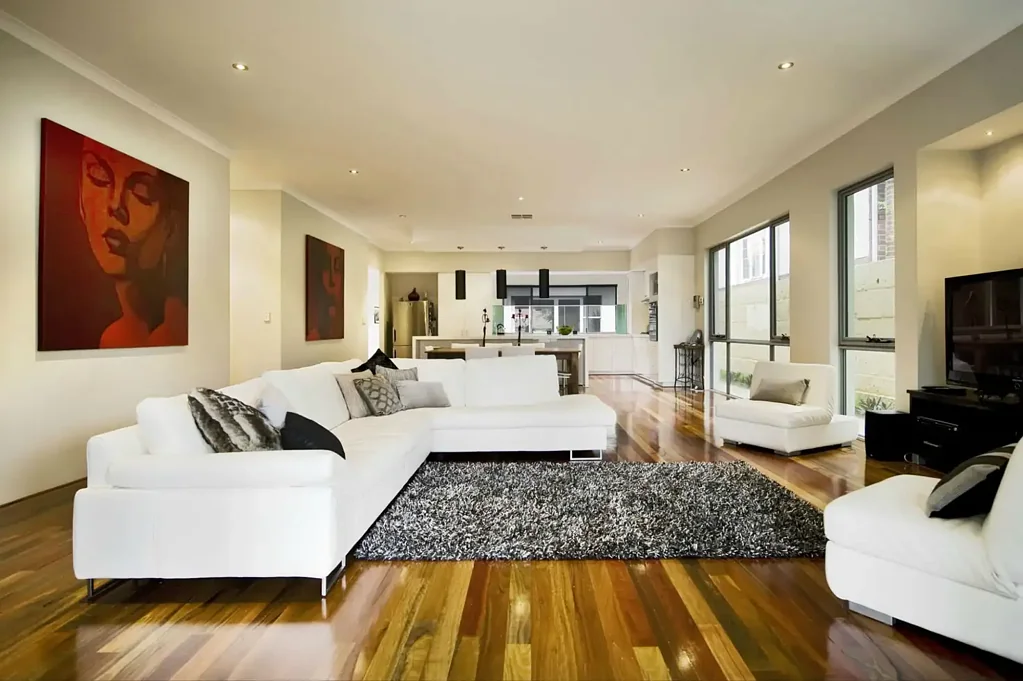 SPRAWLING MODERN HOME