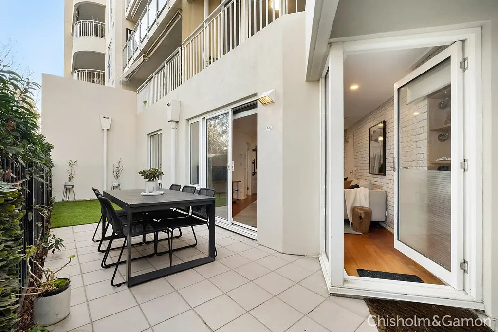 Port Melbourne 1ਬੈੱਡਰੂਮ 'The Park Apartments'
Parkside Chic with a Garage on the Side