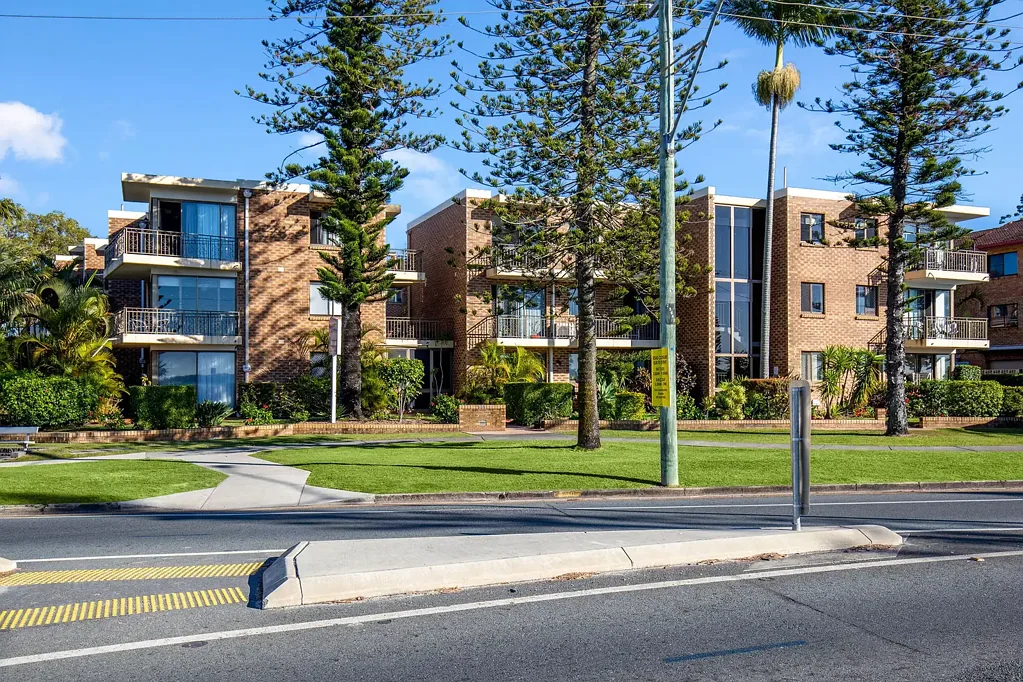 Spacious 2 Bedroom Unit Across from the Broadwater
