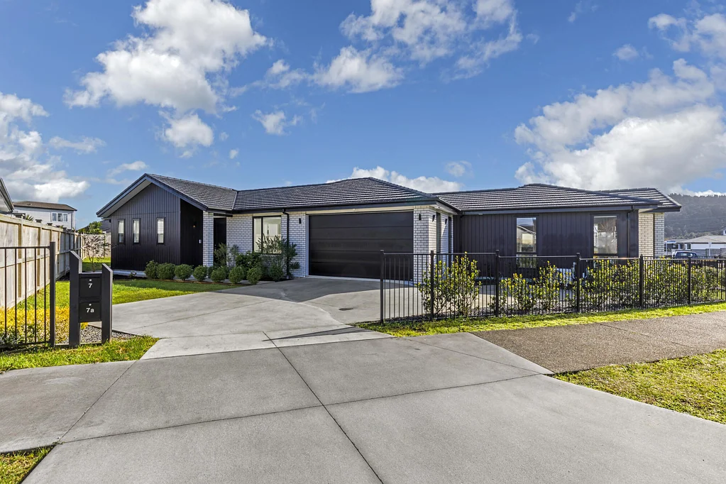 Huapai 6Kwarto Single level Home & Income