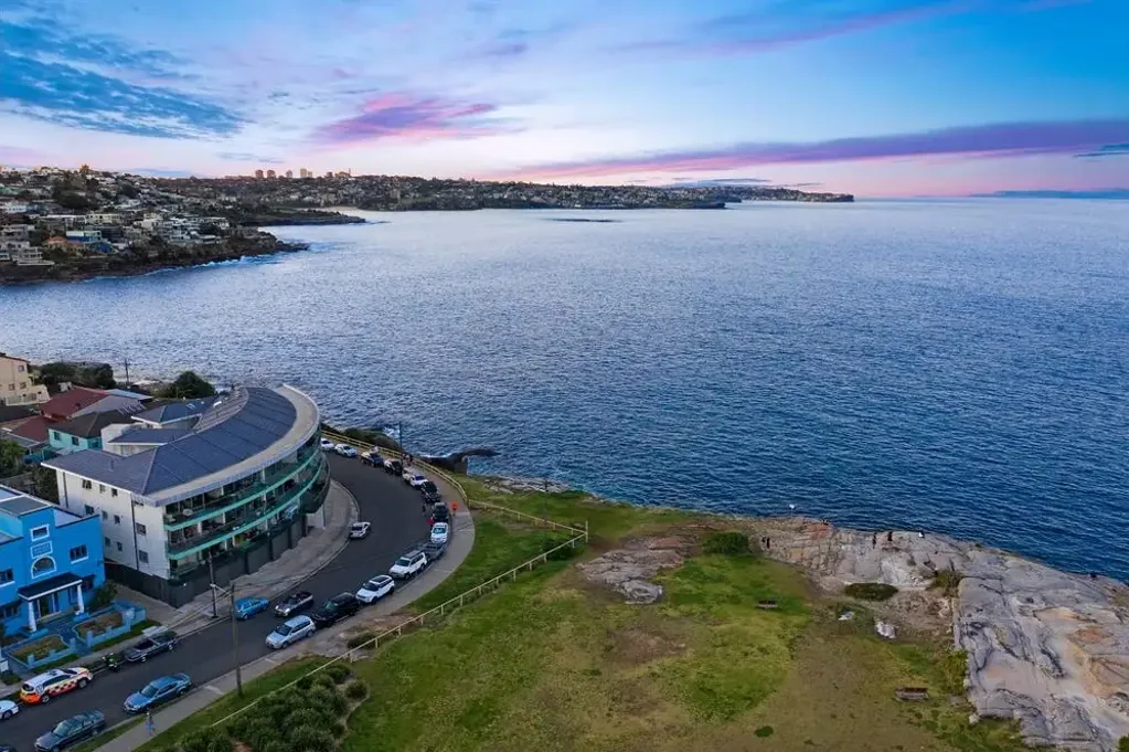 Stunning Waterfront apartment with 180-degree coastal views