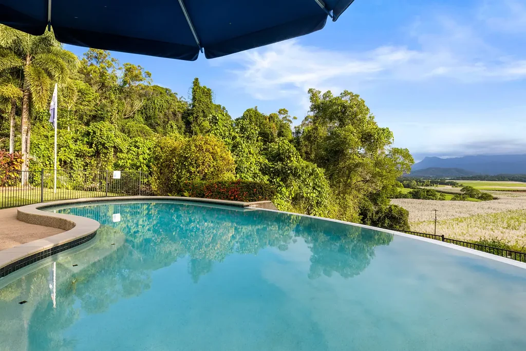 Mossman 3房  MODERN HOME ON 4 ACRES WITH VIEWS.....PLUS HUGE POOL AND SHED!