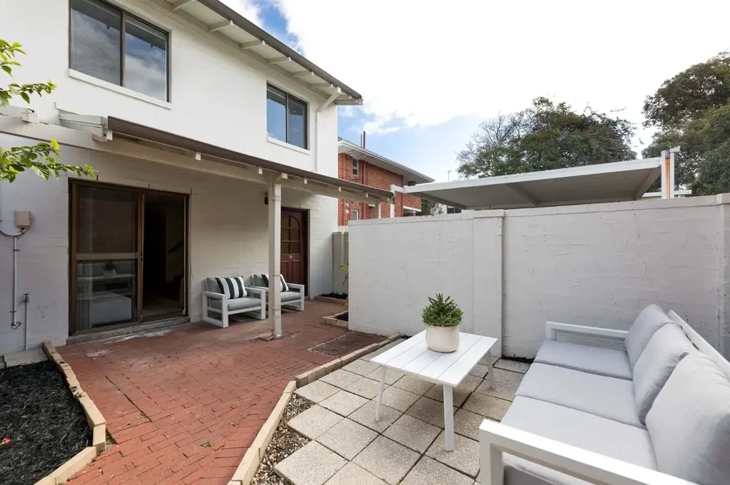 Crawley 3침실 Renovated Townhouse Offering Space, Style & Convenience