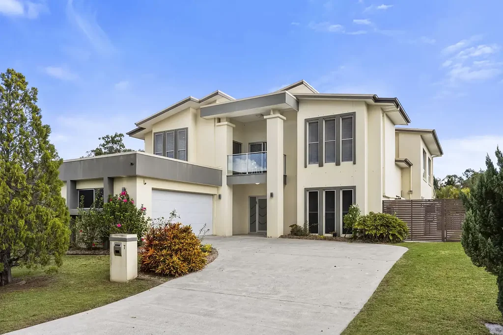 Brookwater 5Zimmer Expansive Family Living in a Tightly Held Brookwater Pocket