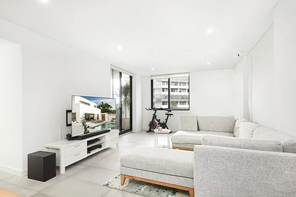 Wolli Creek 2房 转角采光两居 现代开放式布局 安全停车位 娱乐阳台 石材台面厨房 主卧套间 浴室齐全 步行便利 Light Filled Corner Apartment in the Heart of Wolli Creek