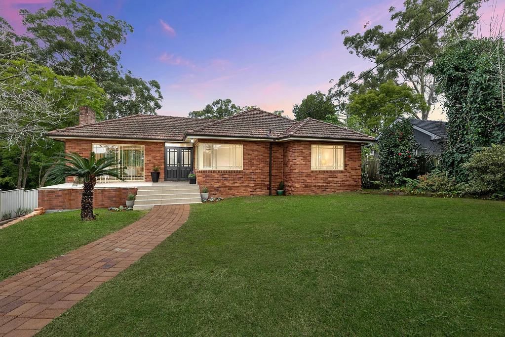 Hornsby 4Moenga Double brick, multiple living areas, zoned for Hornsby North Public School