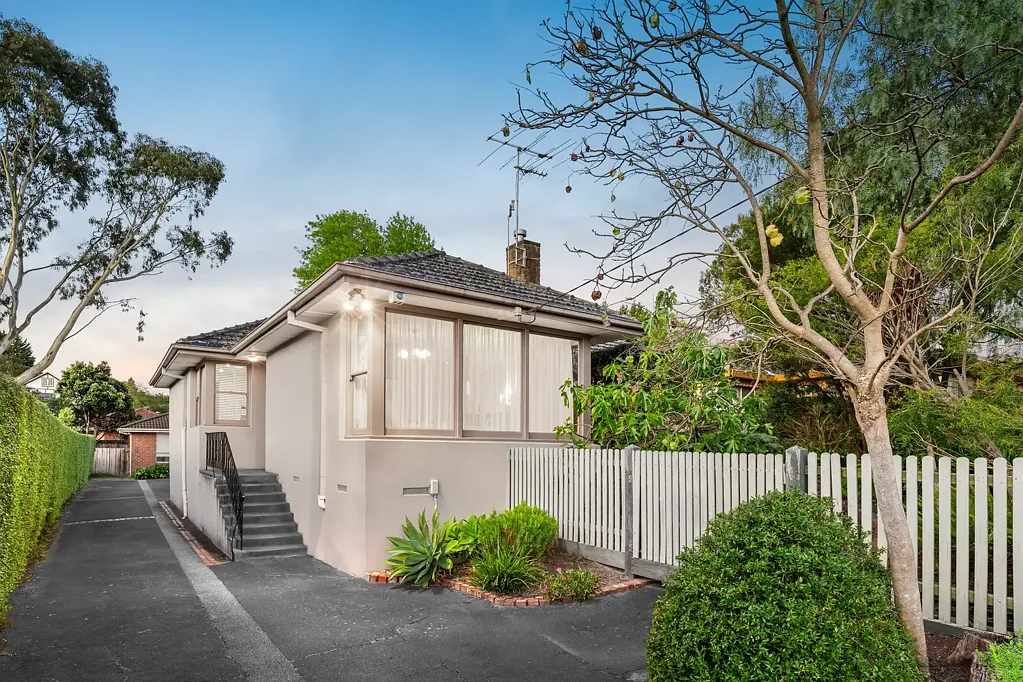 Bulleen 3房 Bulleen优雅住宅 优质木地板 温馨壁炉 宽敞卧室 美观厨房 现代浴室 出色甲板 宽敞后院 娱乐空间 轻松通勤 社区友好 Stylish and Low- Maintenance living in Heart of Bulleen