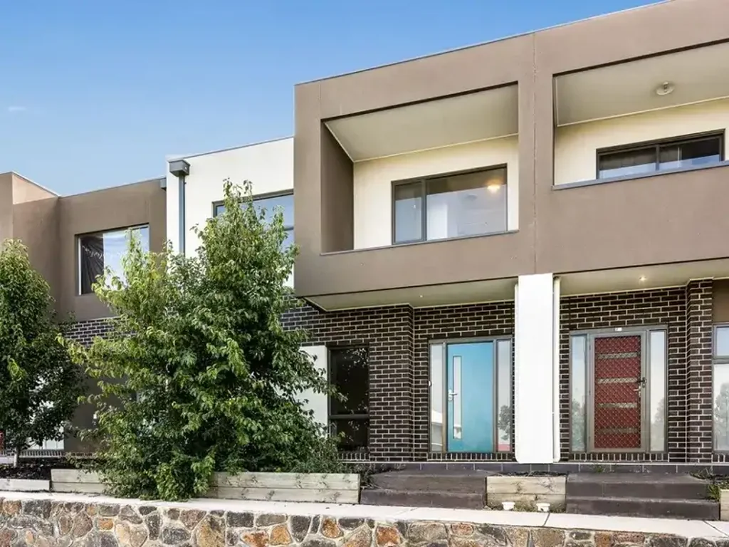 Modern Living in the Heart of Craigieburn - 3-Bedroom Townhouse for Rent