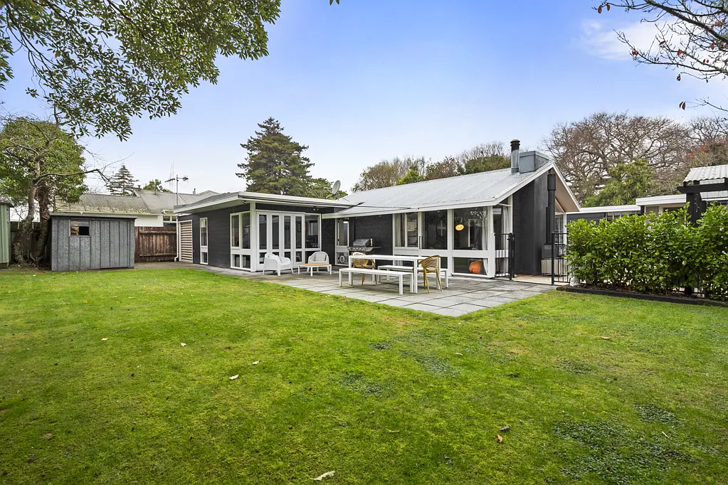 West End 4 Bedroom Modern, Sleek, Moerangi Chic!