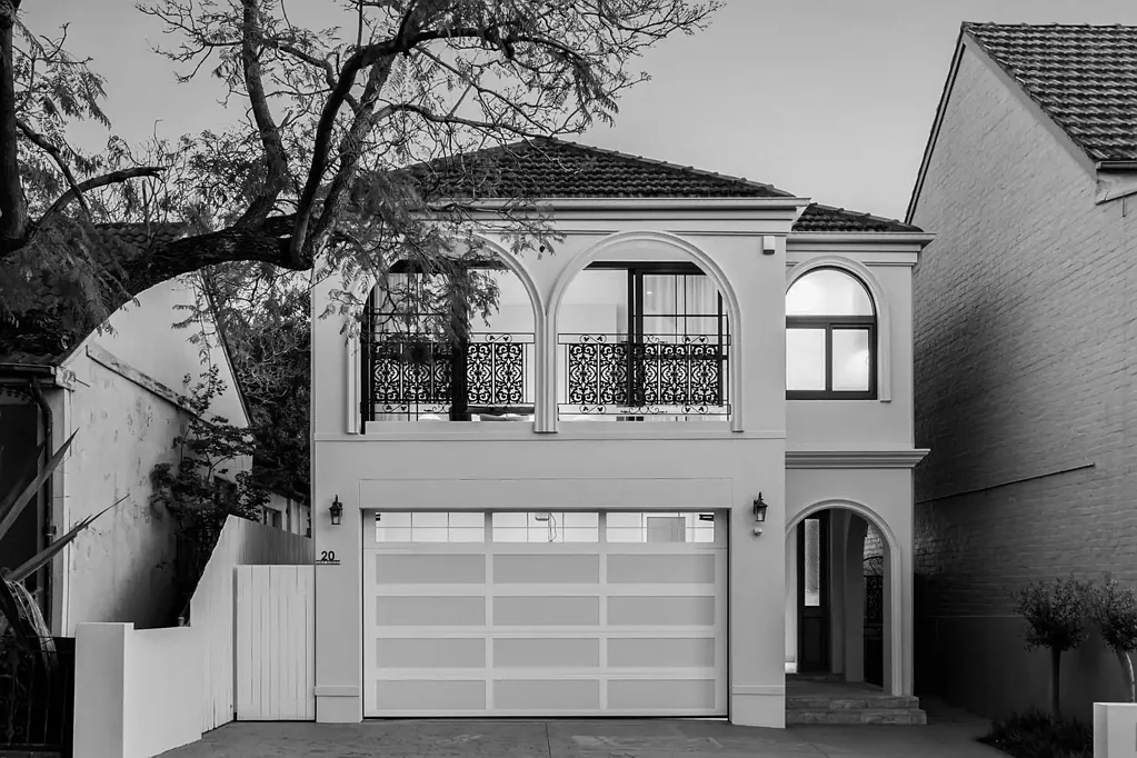 Leichhardt 4房 全新翻新住宅 两个楼层空间 大型翻新厨房 双车库带内部通道 步行至购物中心 Fully Renovated Entertainer to Suit a Modern Lifestyle