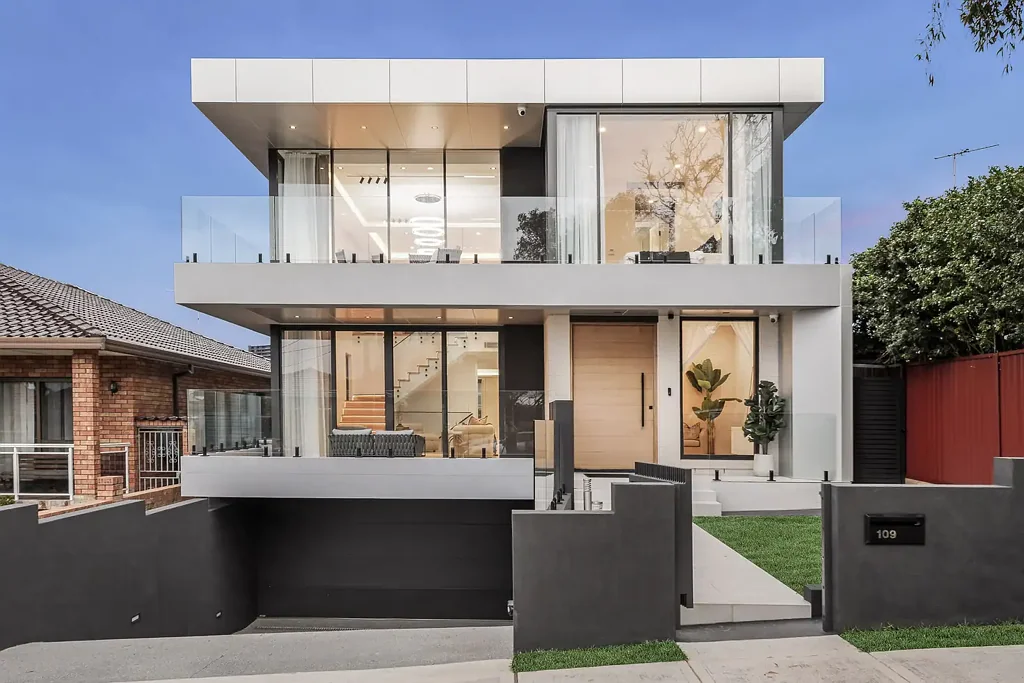 Carlton 5房 三层建筑精品 高天花板 智能家居集成 美食主厨厨房 豪华主套房 设计师浴室 户外娱乐天堂 双车库 独立工作室 私人景观花园 Redefining Modern Luxury - A Landmark Architectural Masterpiece & Self-Contained Studio