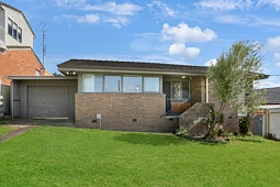 8 Wybalena Avenue, Koonawarra