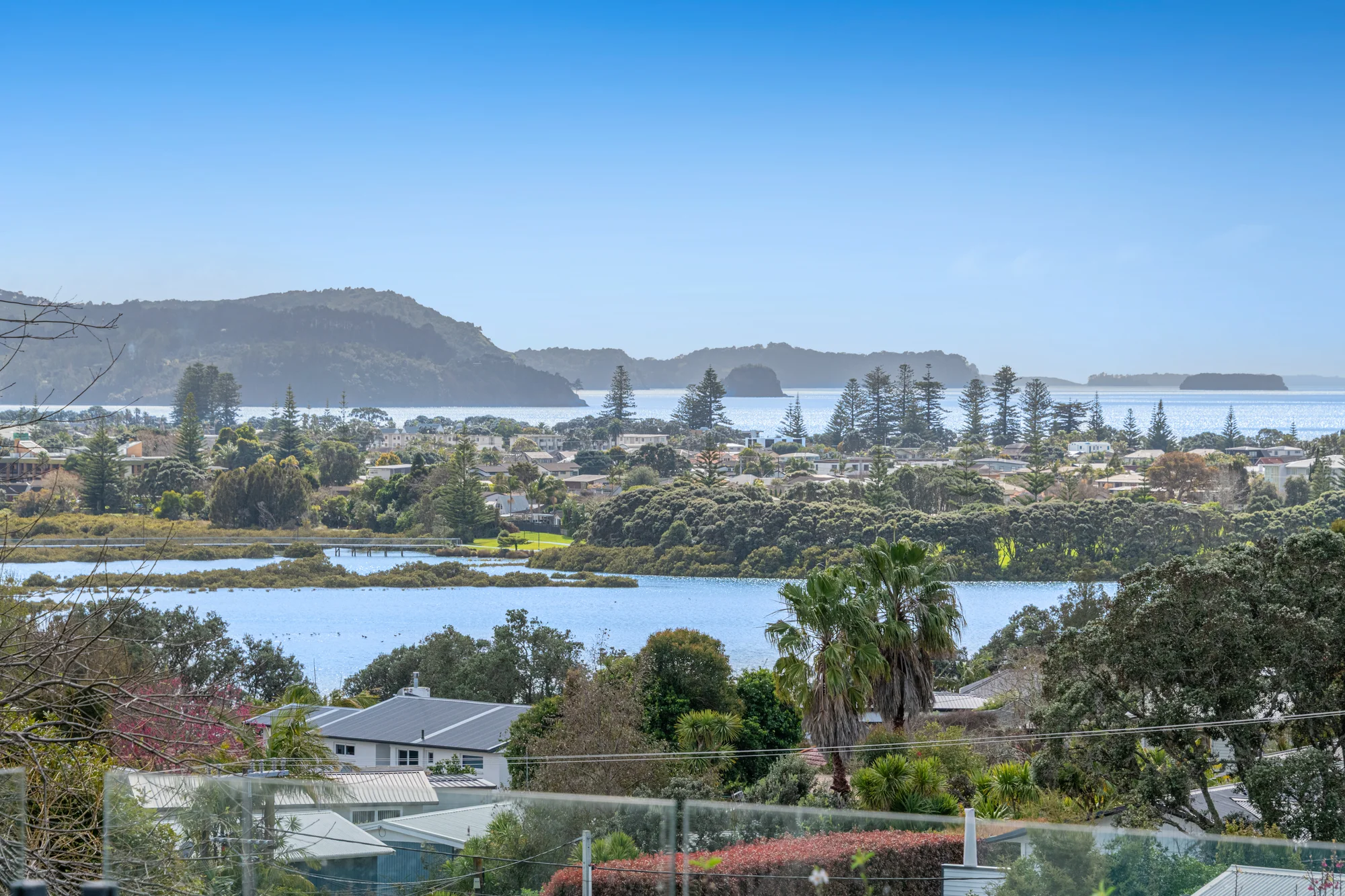 Red Beach 3Moenga One Level Living + Room for Extras + Views
