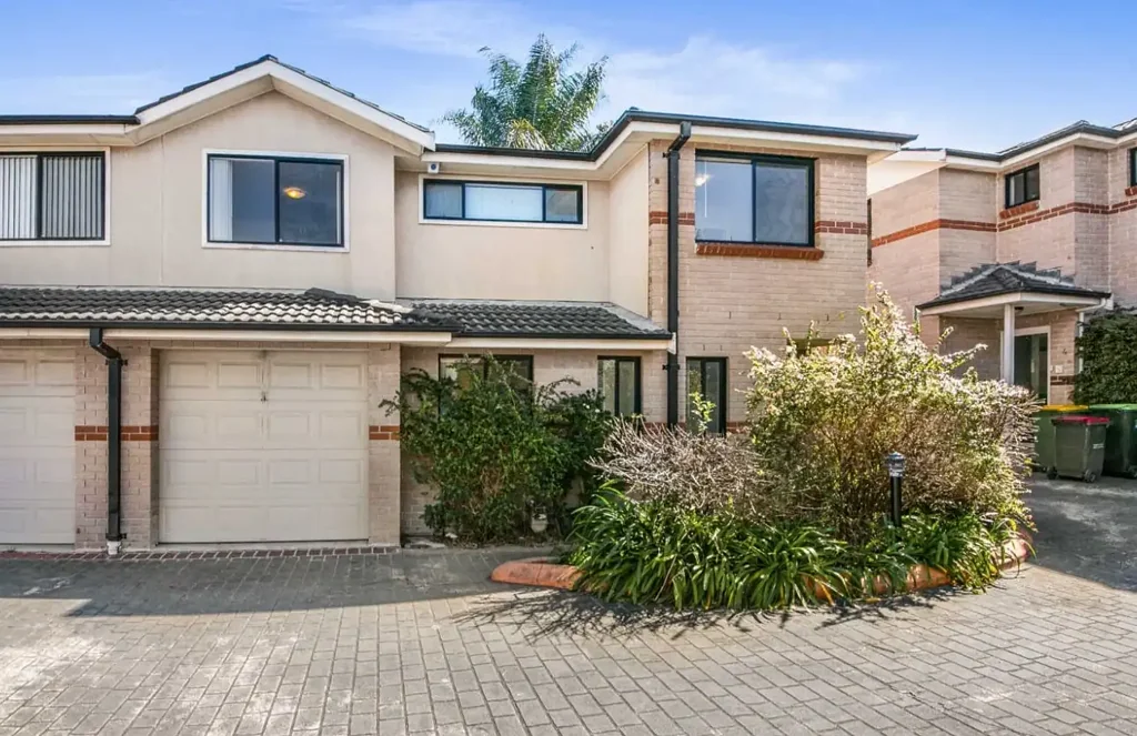 Modern 3 Bedroom Townhouse in Sought After Location