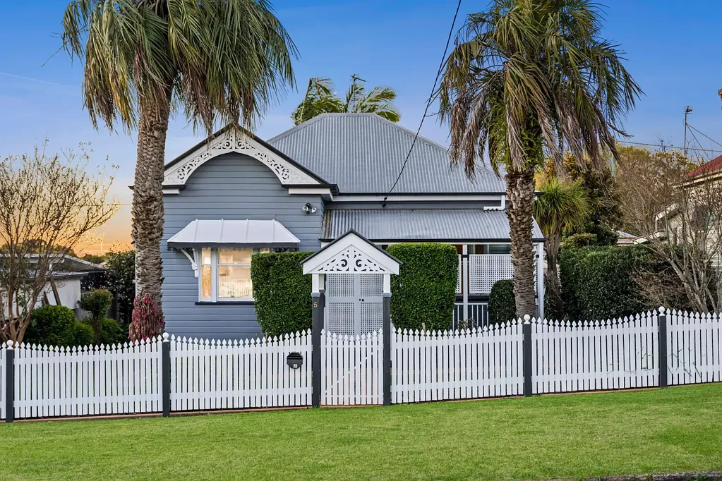 South Toowoomba 3房 绿树成荫安静街角 精致翻新特色住宅 双街入口双车库 豪华主卧套间 北向带顶棚露台 低维护全围栏庭院 "Alberta" - Circa 1920