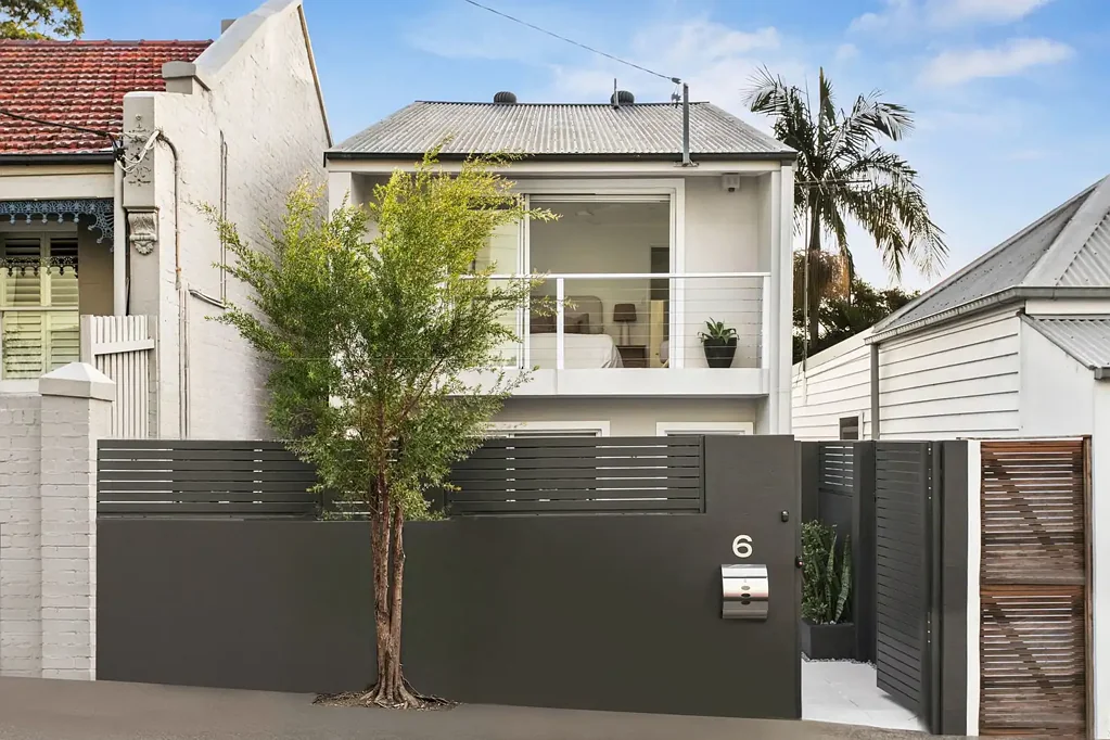 Leichhardt 3房 带后巷通道的现代独立产权房 Modern Freestanding Home with Rear Lane Access