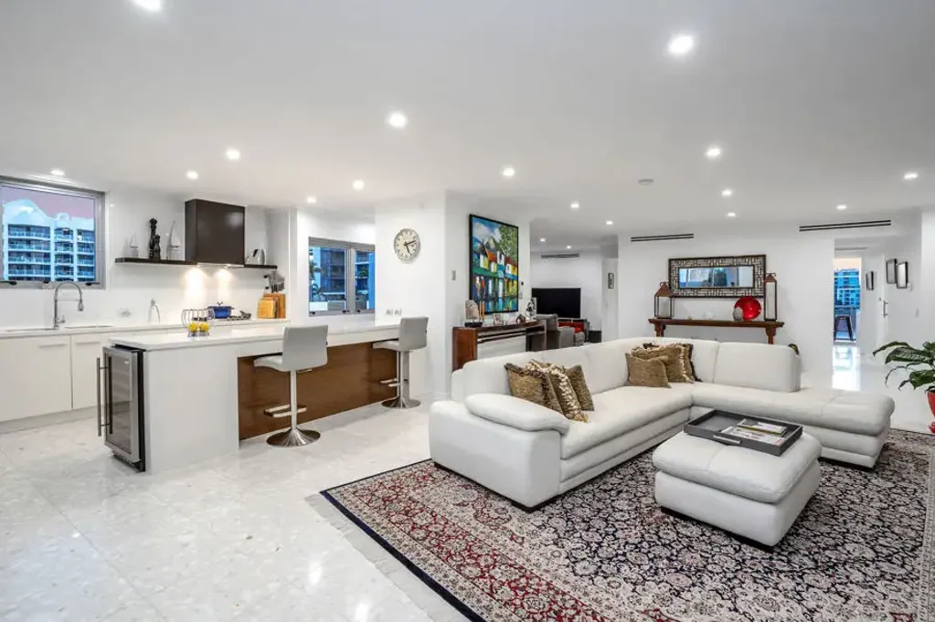 Rent Reviewed TOTAL LUXURY. FULLY FULY FURNISHED 3 BEDROOM APAPRTMENT IN BROADBEACH.