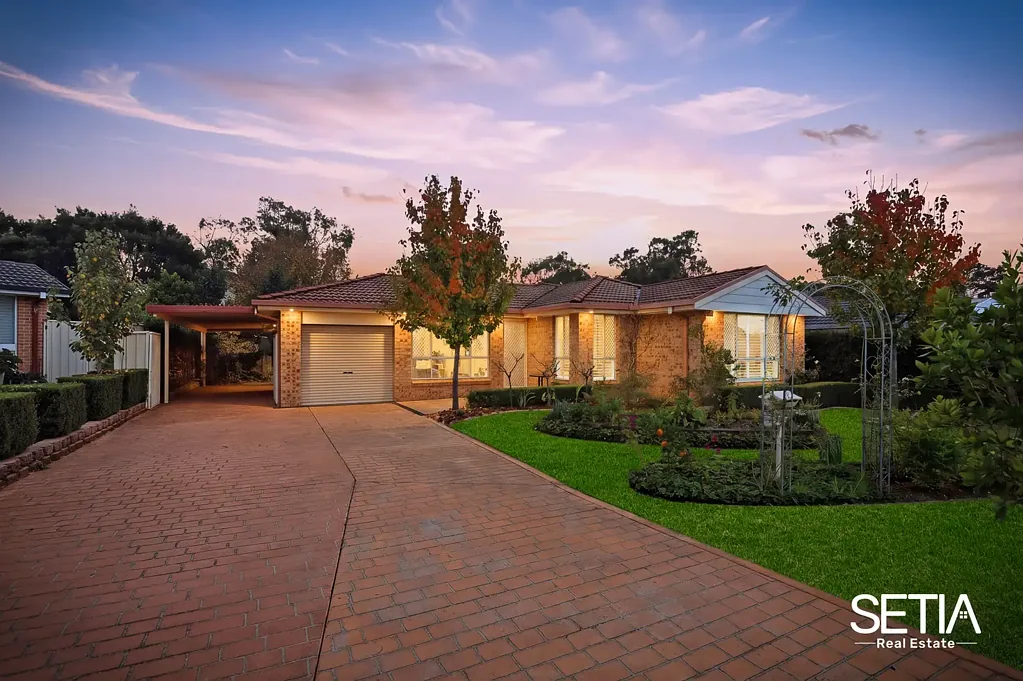 Glendenning 5房 Glendenning黄金地段 500㎡宽绰地块 死胡同静谧 6房高配空调 Caesarstone岛台 现代燃气厨房 葡萄藤花架私享户外 太阳能节能 双车位车棚 Big on space - perfectly placed!!