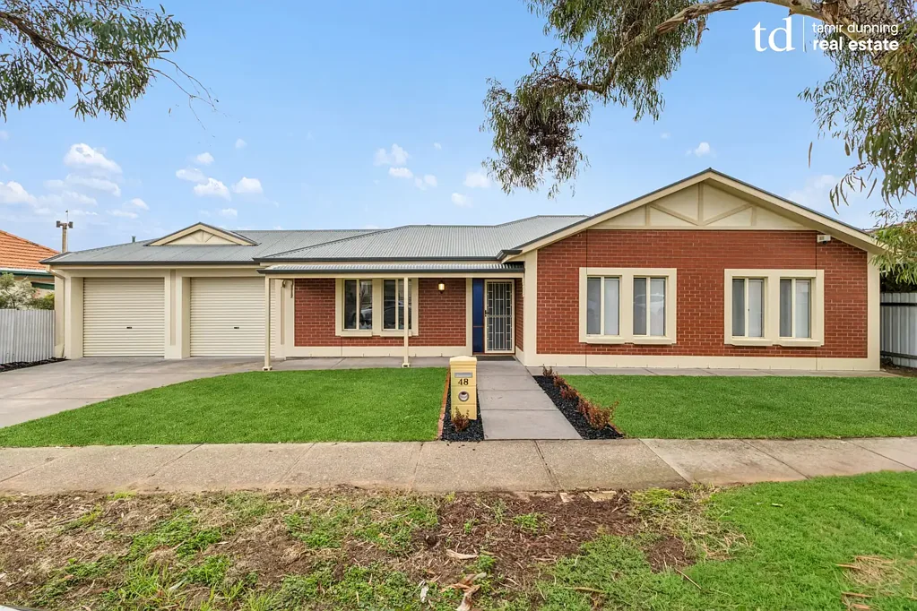 Enfield 3房  Commanding and welcoming street presence that's ready to be lived in and enjoyed.