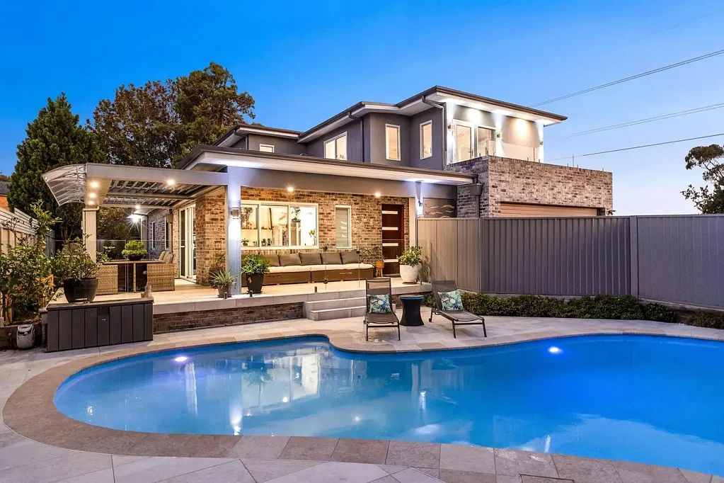 St Ives 6 Bedroom Elegant designer home with show-stopping style:  www.27yarralumla.com
