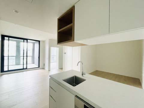 R.Iconic - Spacious 1 Bedroom PLUS a Study Apartment!!