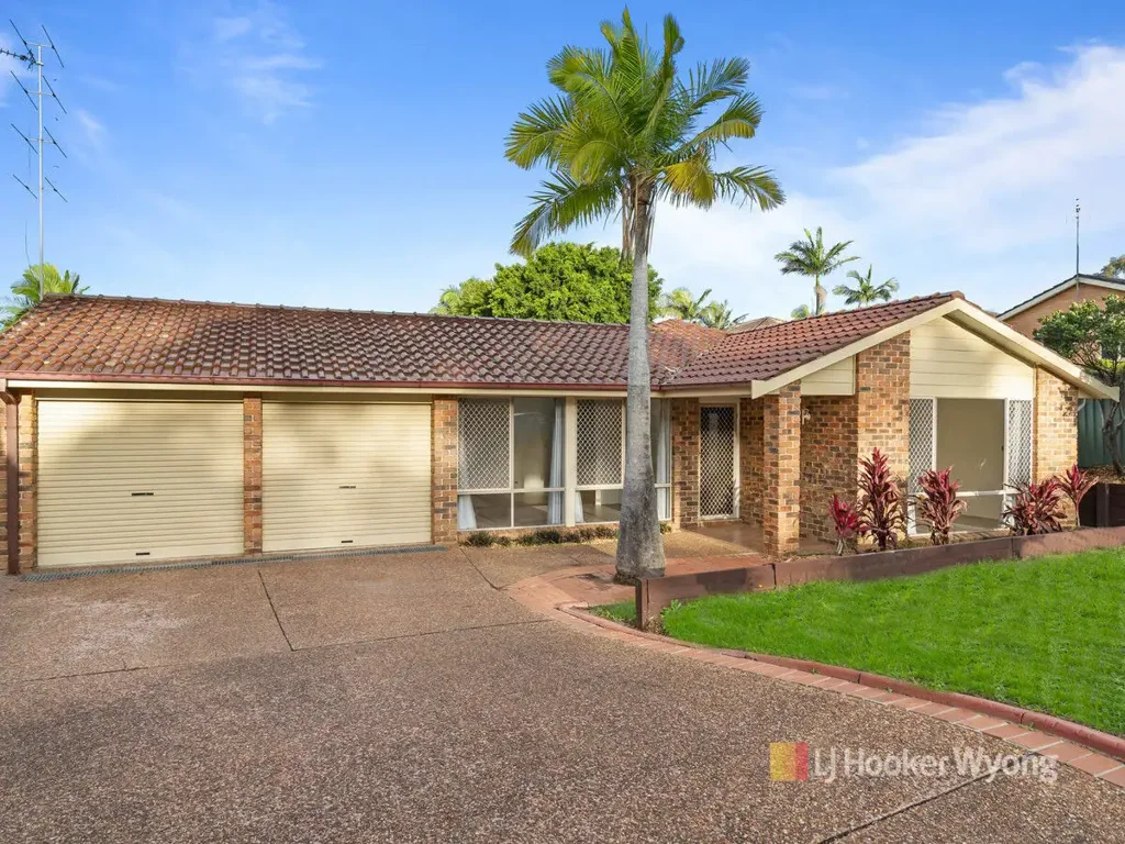 Spacious 4-Bed Home in Lake Haven