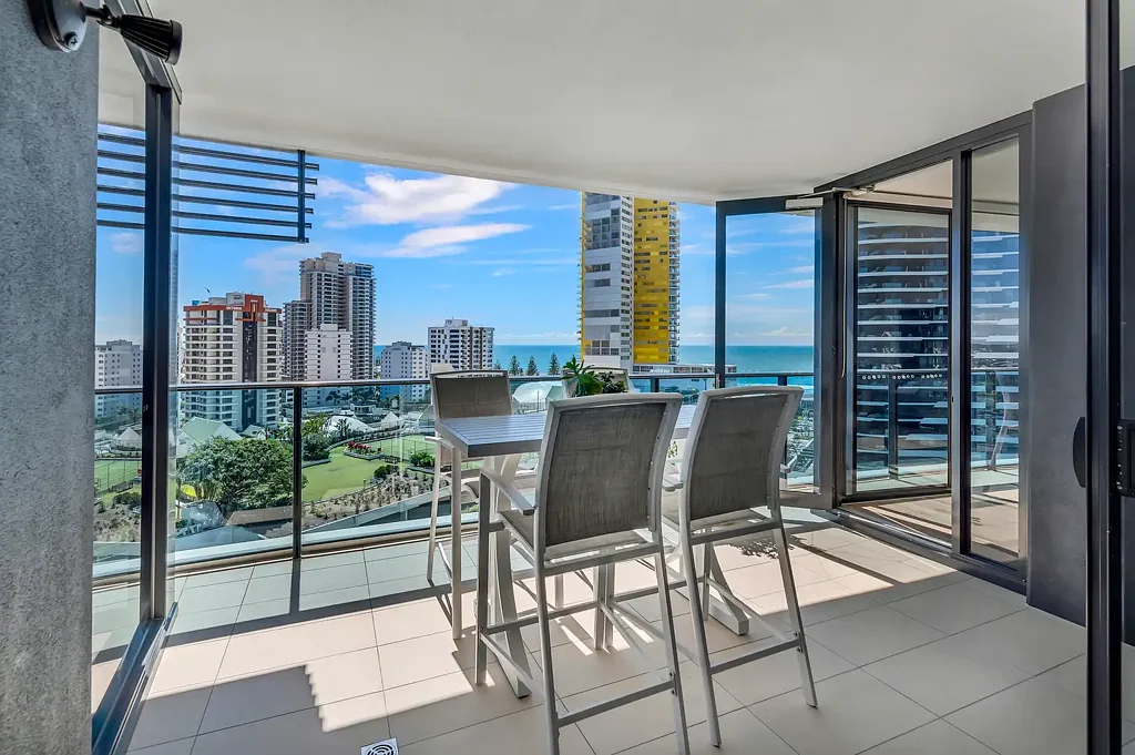 Broadbeach 2ห้องนอน NORTH-EAST FACING, LUXURIOUS APARTMENT WITH STUNNING OCEAN VIEWS
