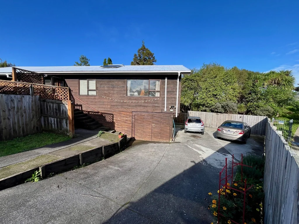 Spacious & Private 3-Bedroom Home in Green Bay with private gate access