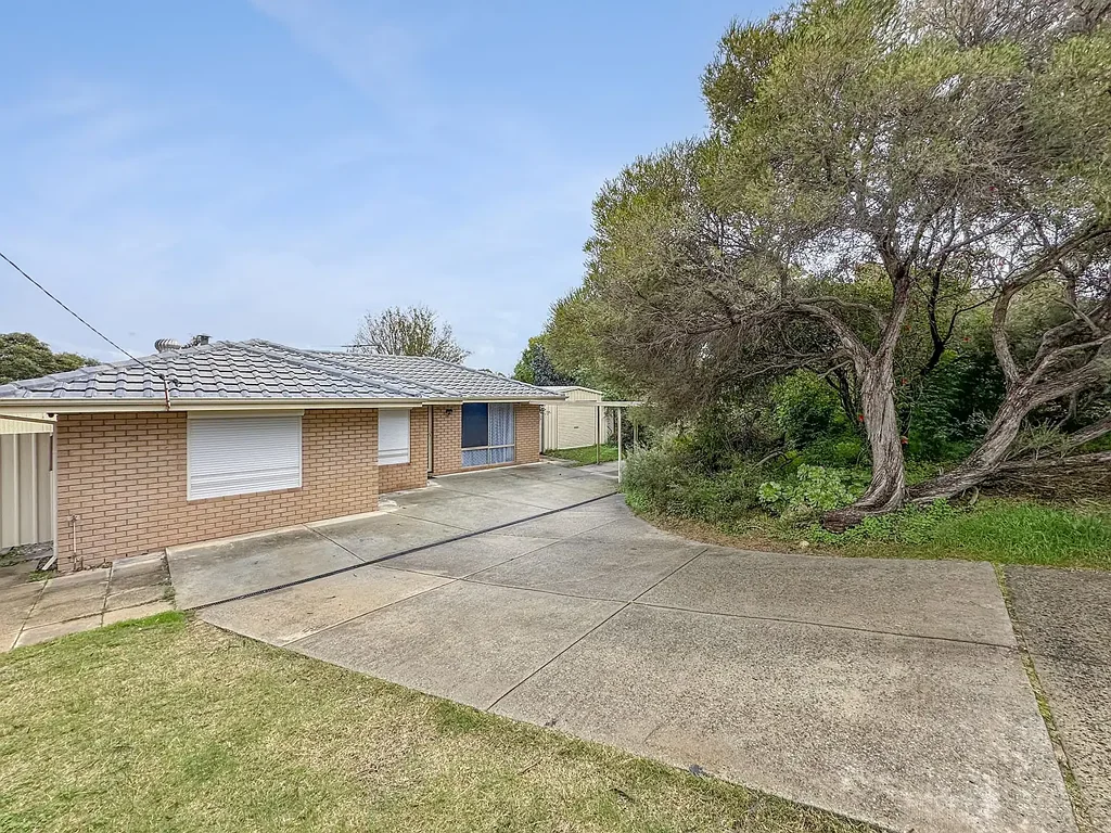 Large Patio, Powered Workshop & Plenty of Parking!